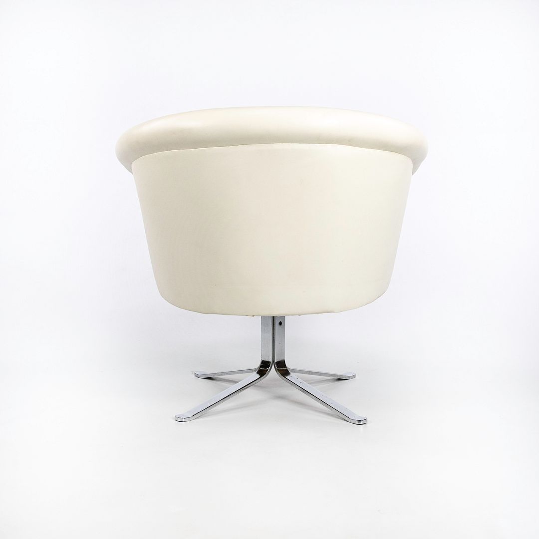 Swiveling Bucket Armchair