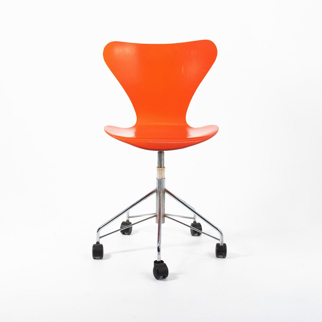 3117 Rolling Chair