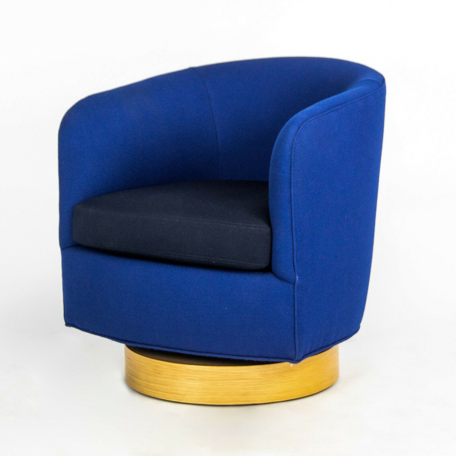 Papa Roxy Swivel Chair