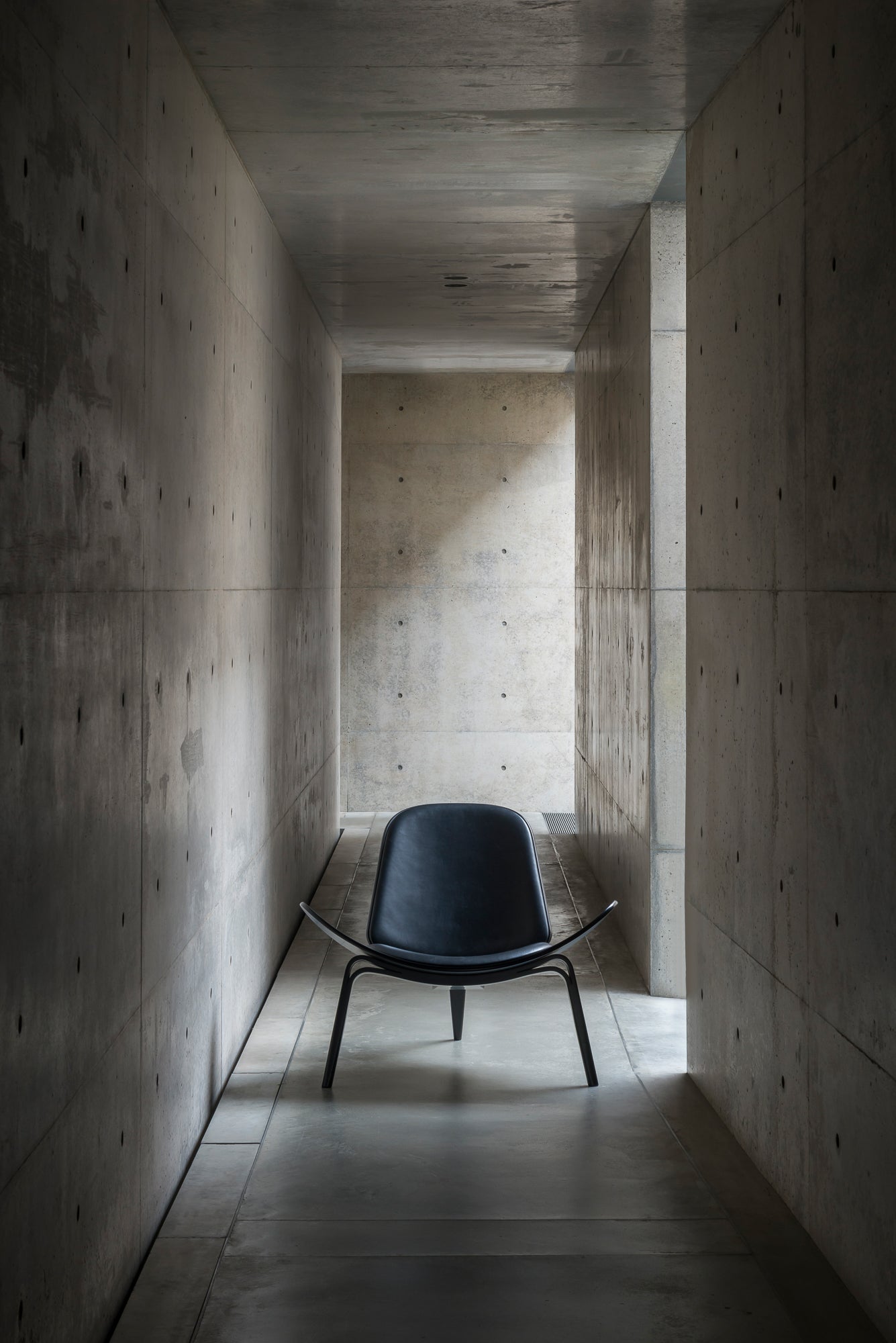 CH07 Shell Lounge Chair