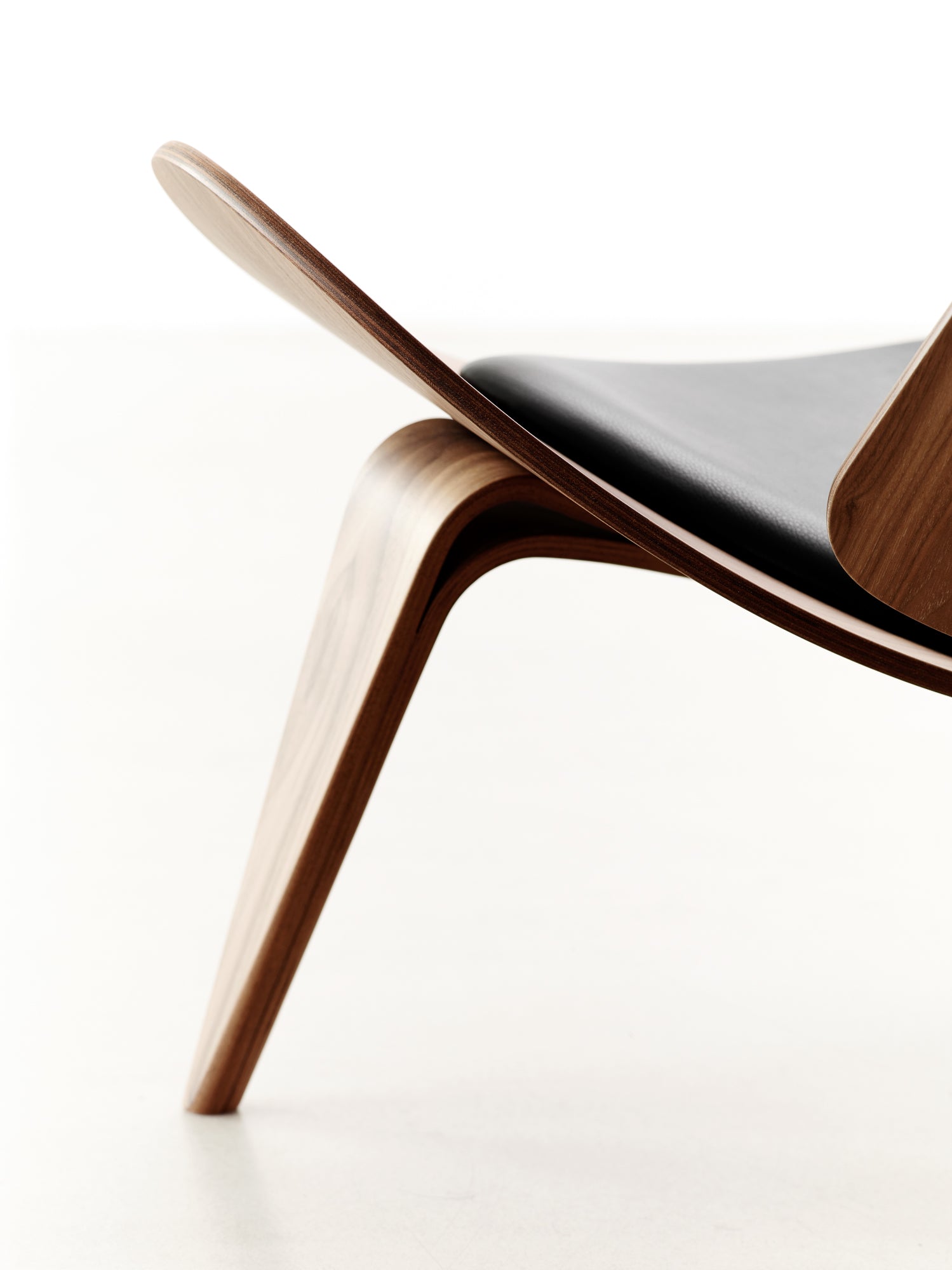 CH07 Shell Lounge Chair